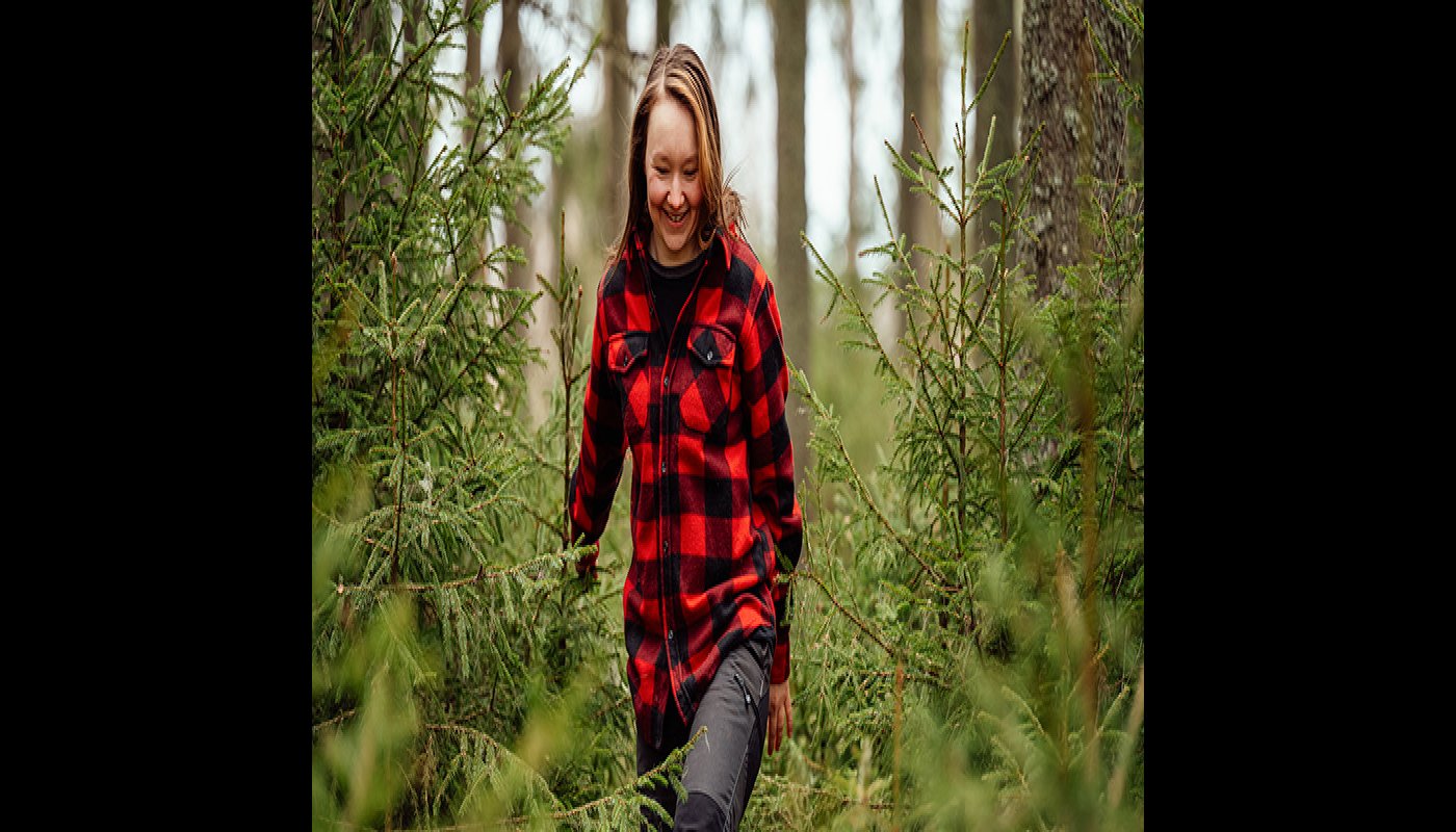Anne-Mari Tarkkio går i granskog.