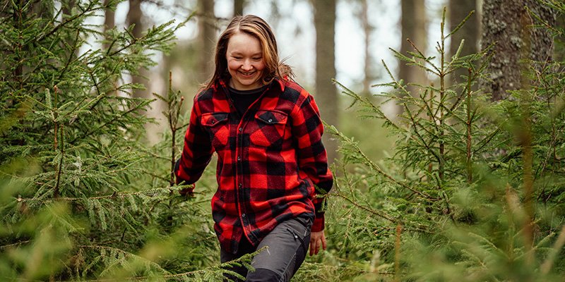 Anne-Mari Tarkkio går i granskog.