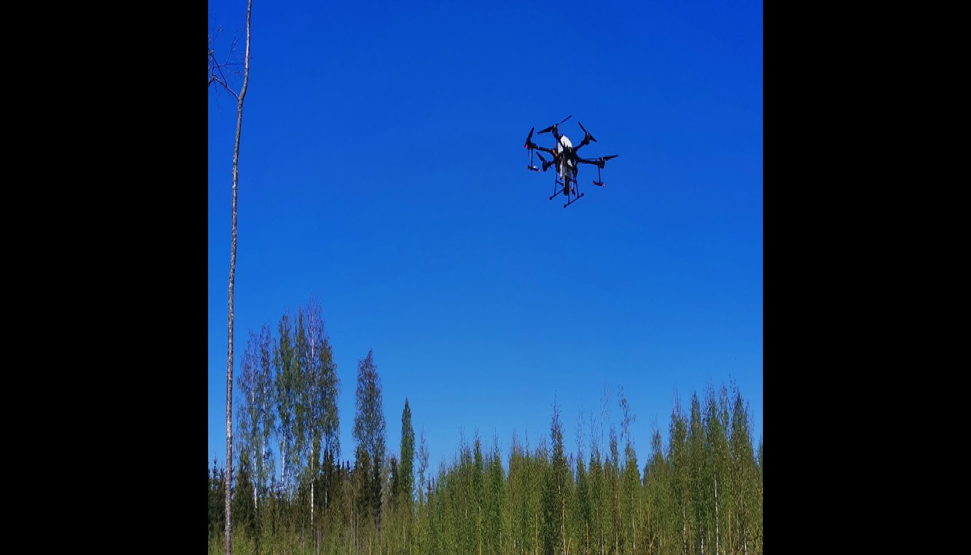 En gödslingsdrönare som flyger i luften.