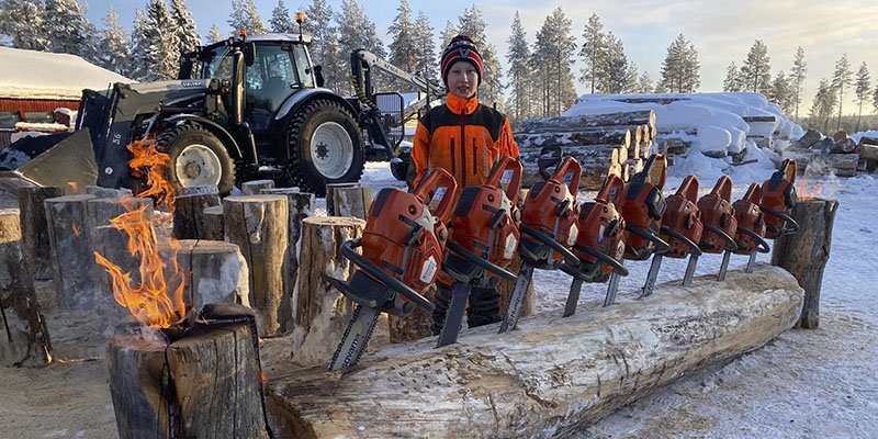 Juho Kemppainen vid 11 års ålder med eldstubbar. 