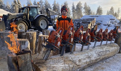Juho Kemppainen vid 11 års ålder med eldstubbar. 