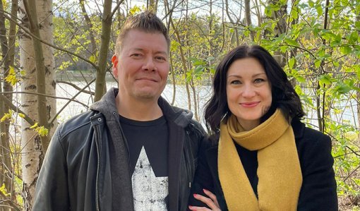 Jarkko Vehniäinen och Marja Lappalainen i skogen.