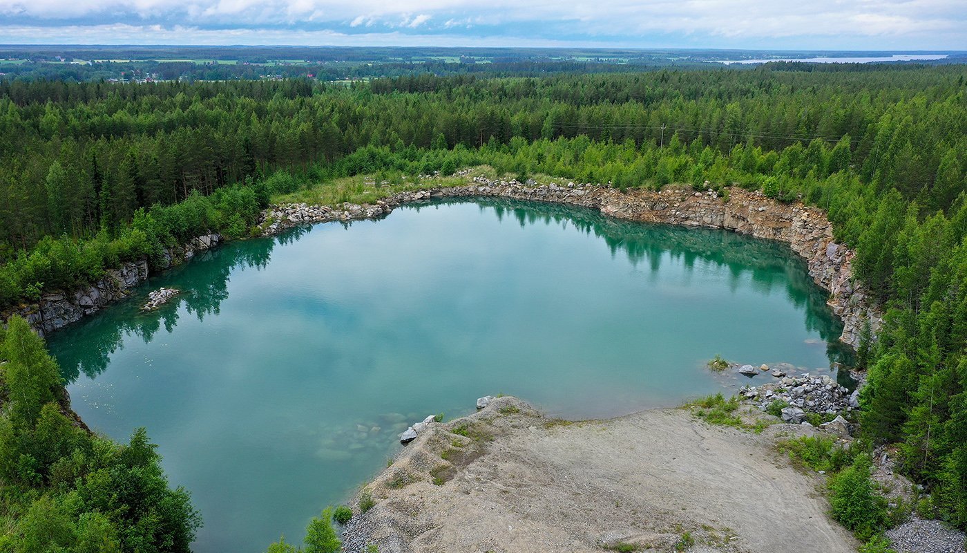 Drönarbild av en bergkrossbassäng.