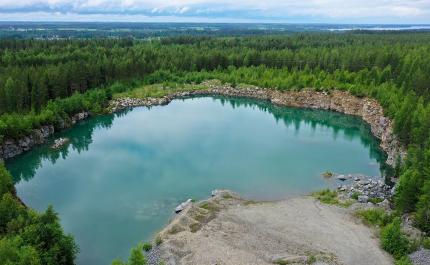 Drönarbild av en bergkrossbassäng.