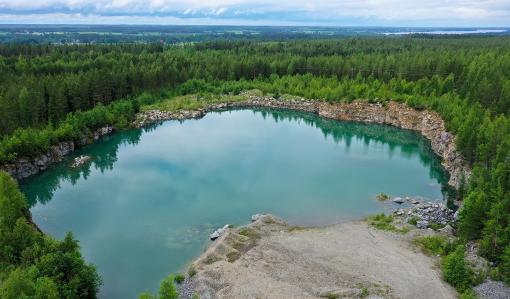 Drönarbild av en bergkrossbassäng.