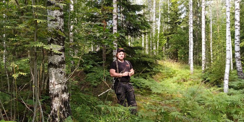 Tuomas Korpijaakko fotograferad i sin blandskog.