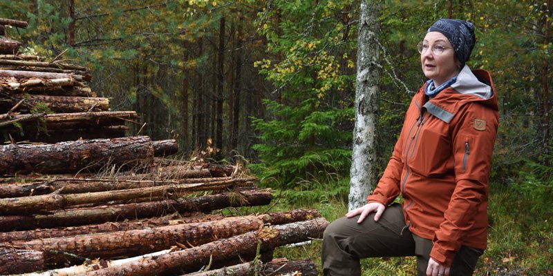 Marika Hänninen bredvid en energivedstrave.