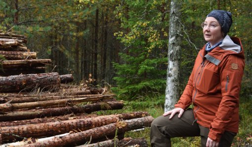 Marika Hänninen bredvid en energivedstrave.