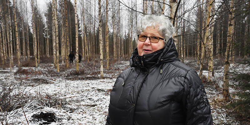 Kaisa Kolehmainen med björkskogen i bakgrunden.