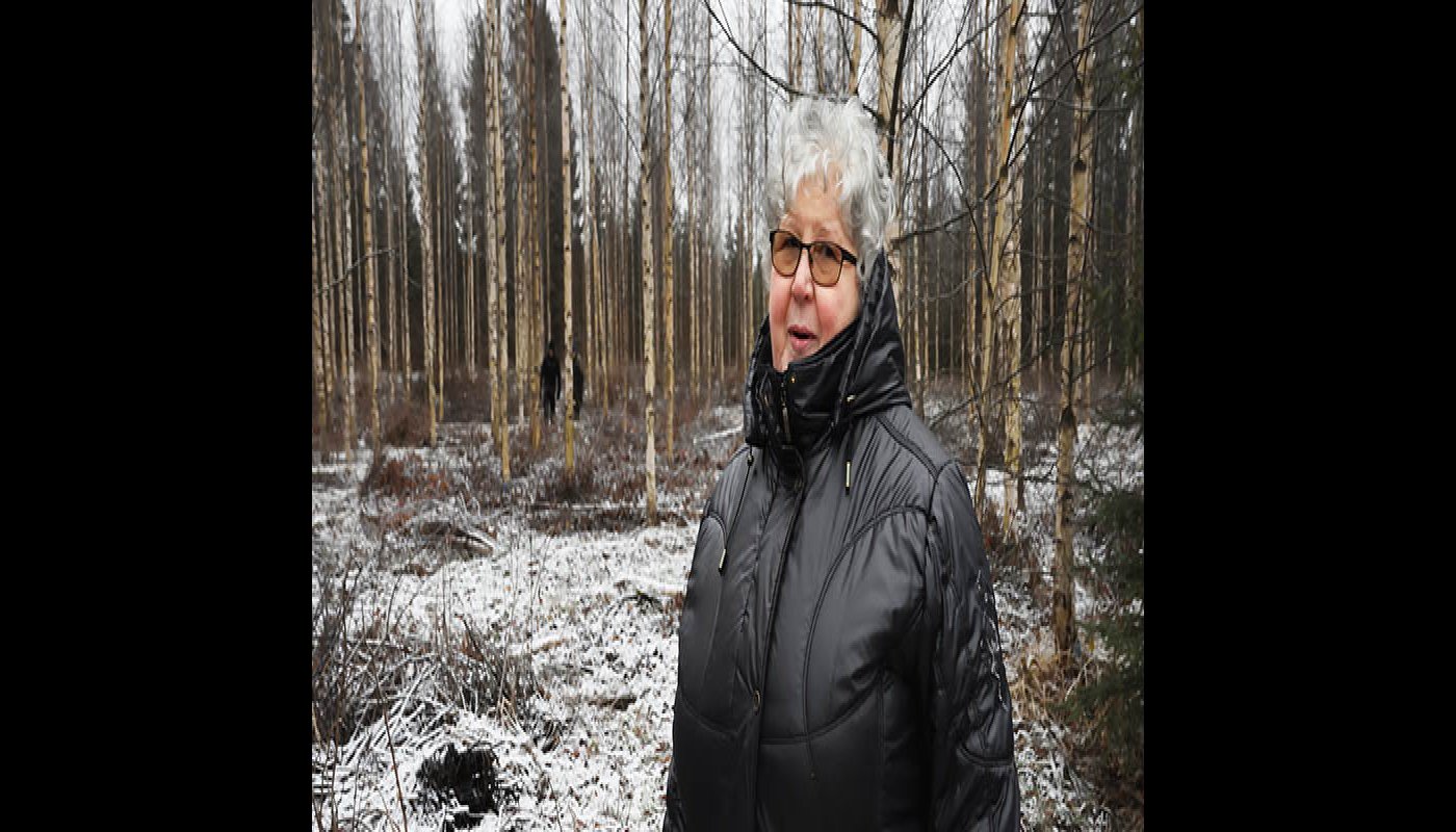 Kaisa Kolehmainen med björkskogen i bakgrunden.