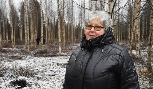 Kaisa Kolehmainen med björkskogen i bakgrunden.