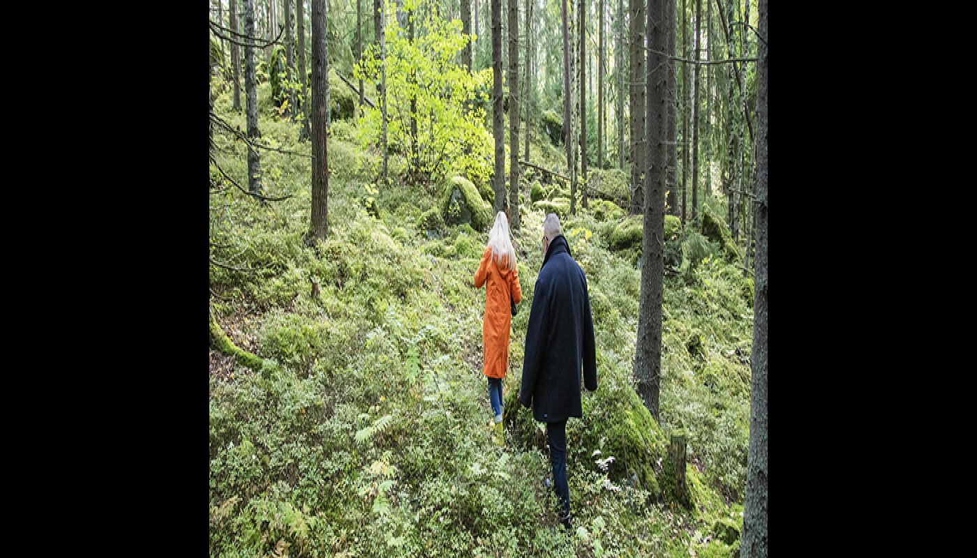 Två personer går i skogen.