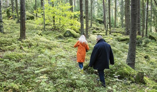 Två personer går i skogen.