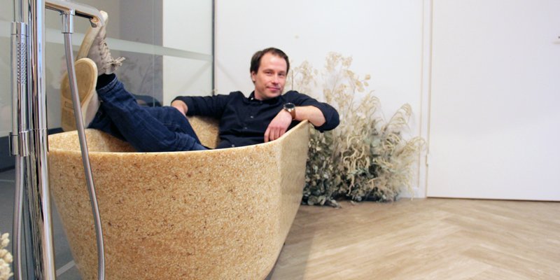 Woodios verkställande direktör Petro Lahtinen sitter i ett badkar gjort av trä.