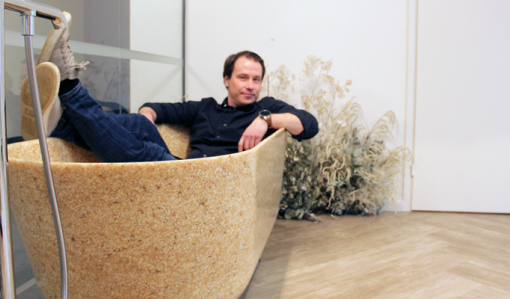 Woodios verkställande direktör Petro Lahtinen sitter i ett badkar gjort av trä.