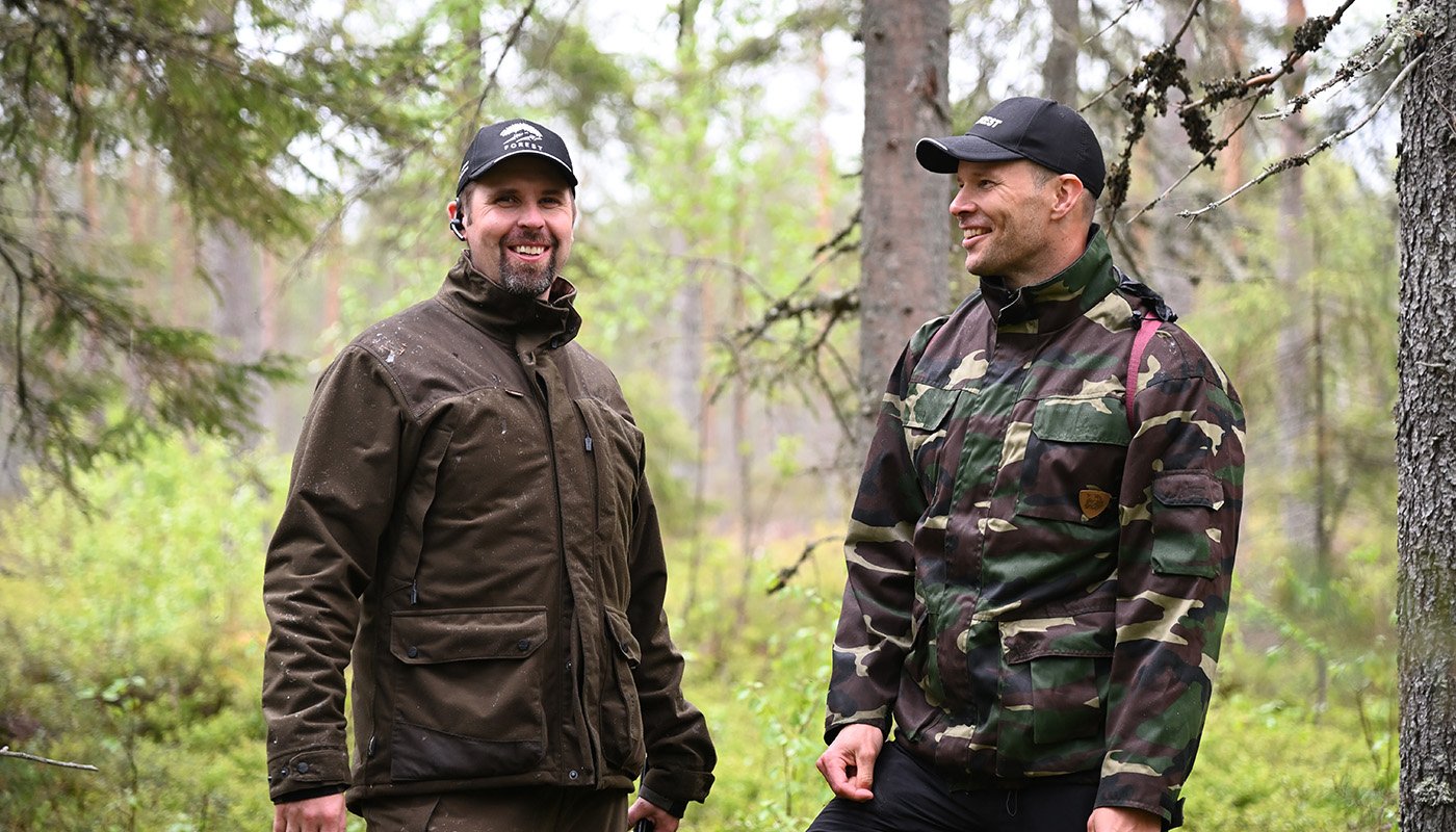 Antti Ruuskanen och Tero Pitkämäki står i skogen.