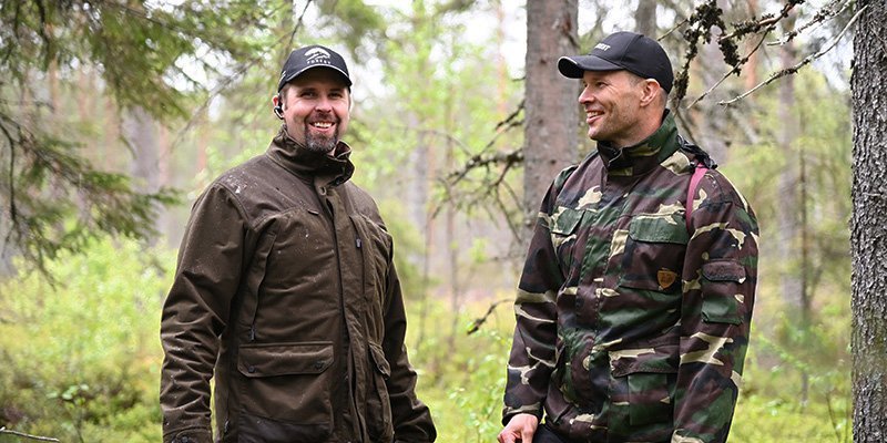 Antti Ruuskanen och Tero Pitkämäki står i skogen.