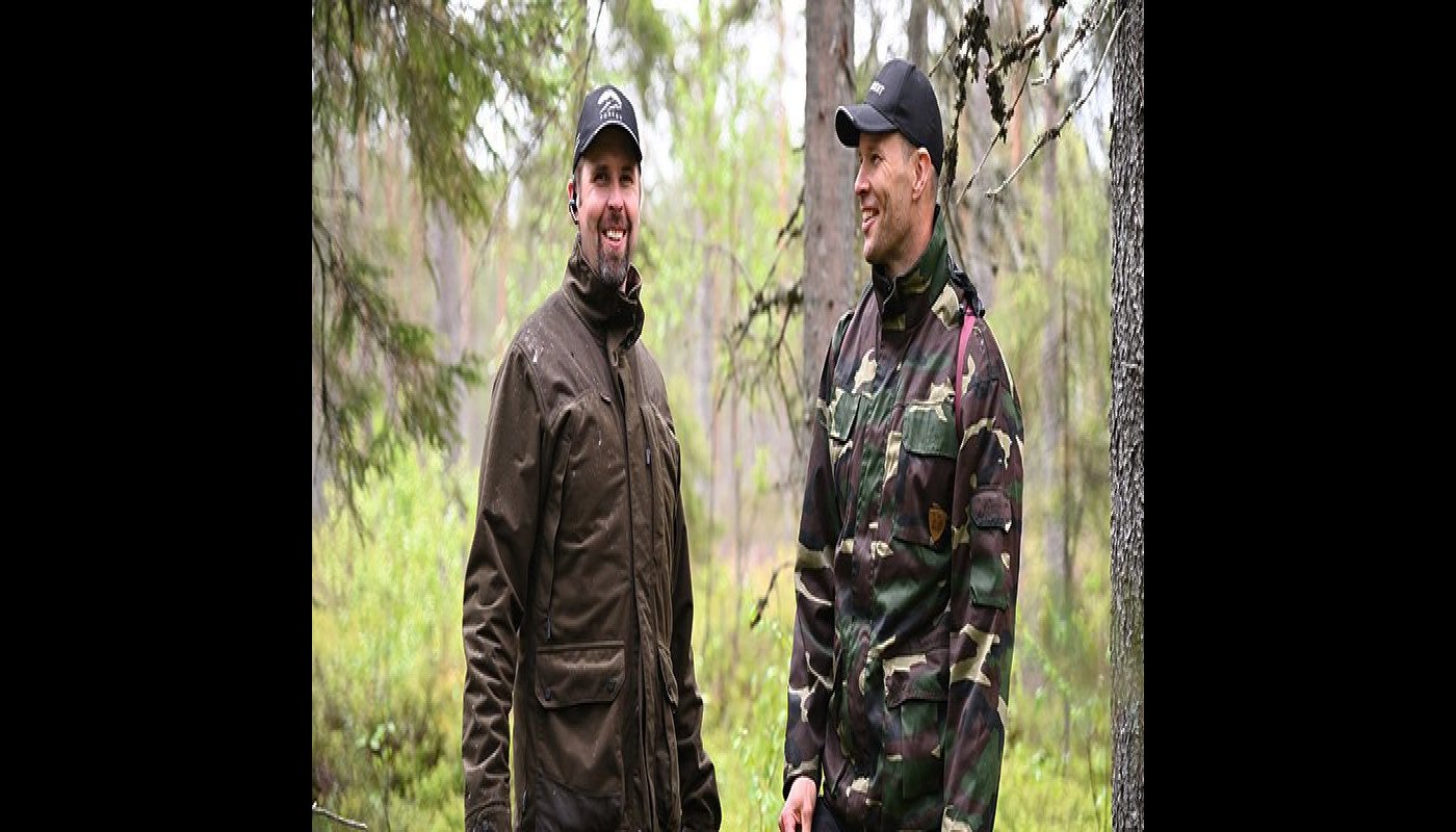Antti Ruuskanen och Tero Pitkämäki står i skogen.