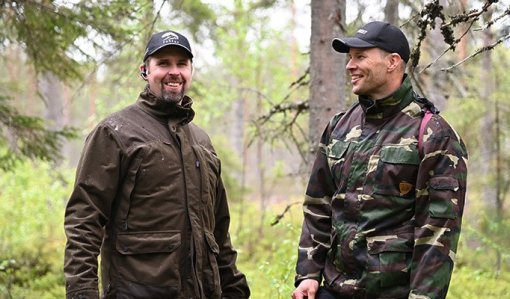 Antti Ruuskanen och Tero Pitkämäki står i skogen.