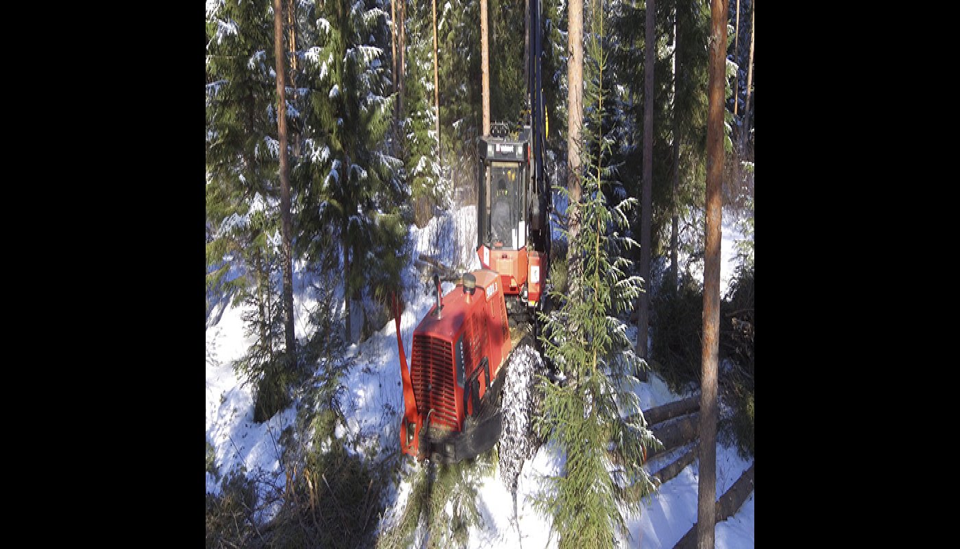 En skotare samlar träd efter en plockhuggning.