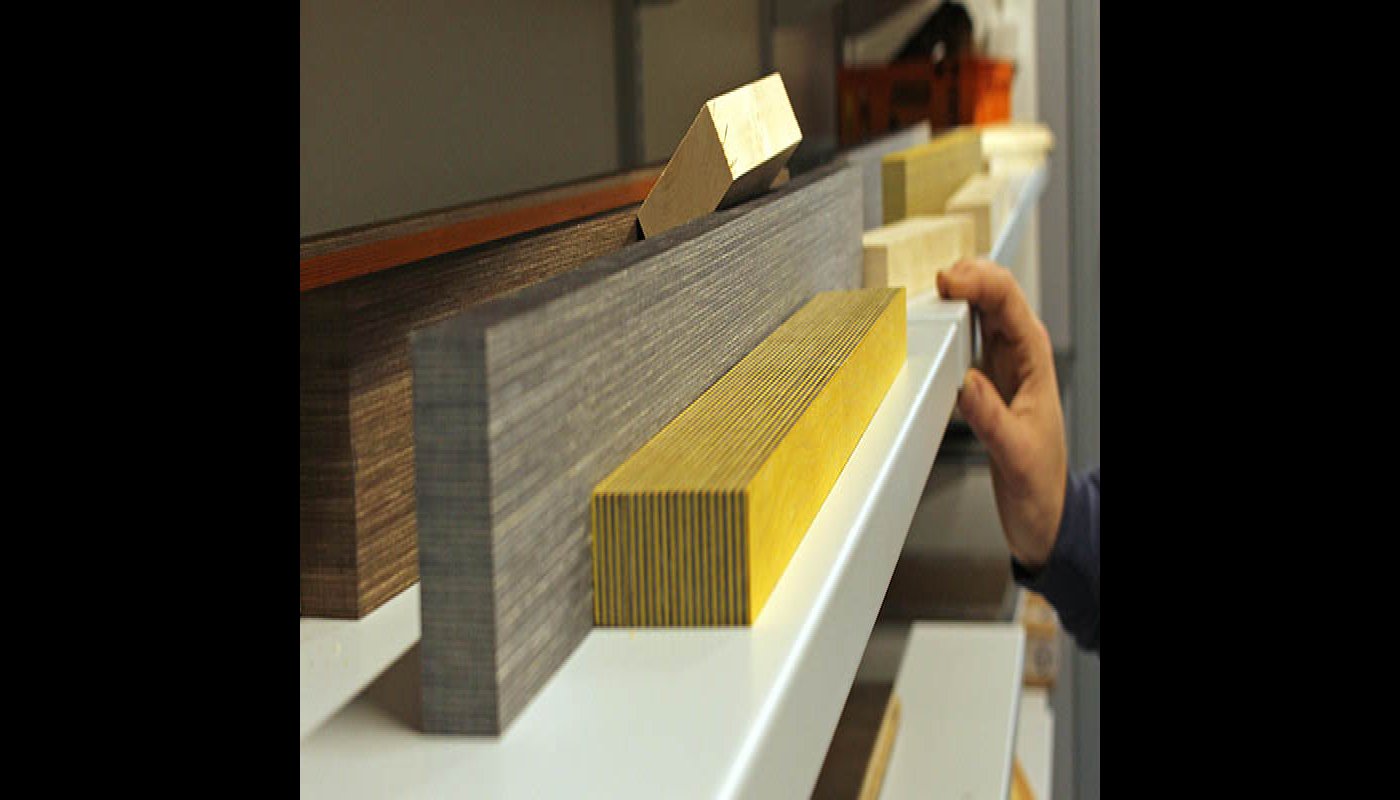 Olika träbitar på en hylla.