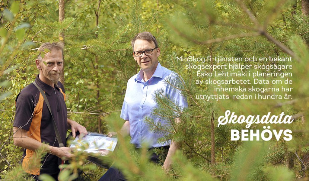 Tapio Muotio och Esko Lehtimäki kstår i en somrig skog med en karta.