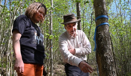 Risto Kuittinen pekar på ekstammen och Riikka Otsamo ser på. 