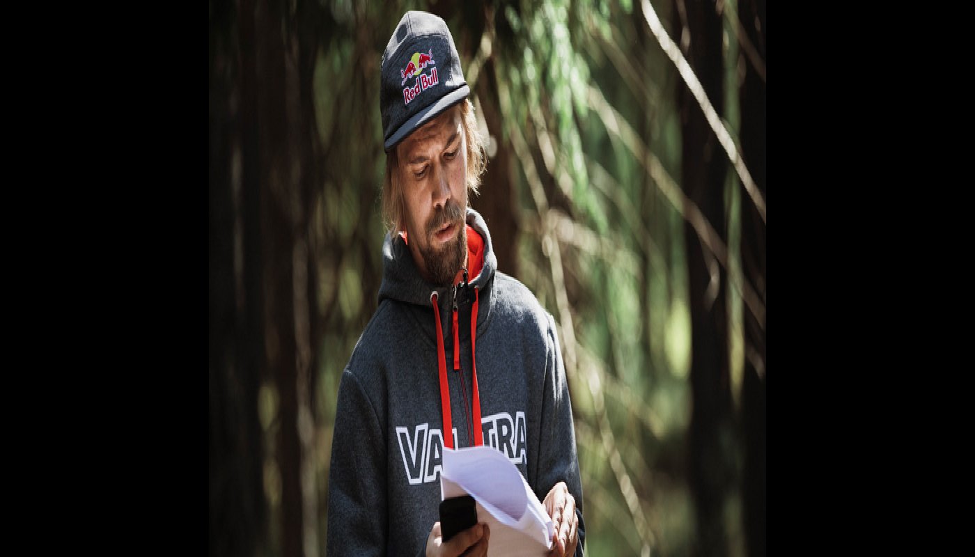 Roope Tonteri läser i manuskriptet.