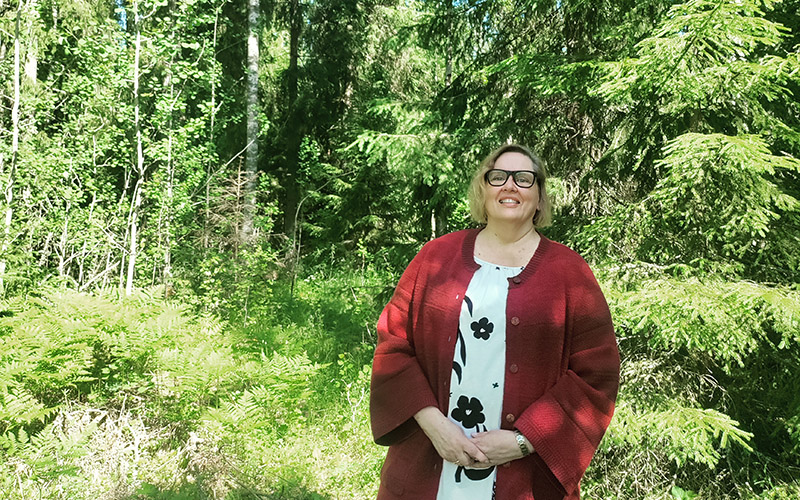 Tiina Saari i skogen