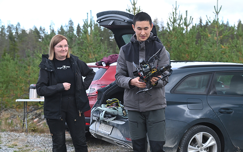 Eija Honkavaara och Yibo Chang presenterar robotdrönaren.
