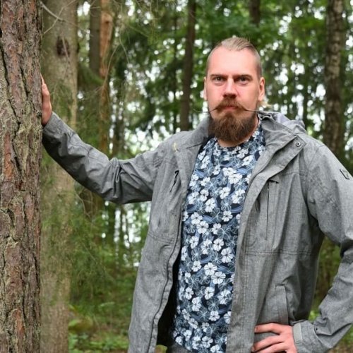 Etämetsänomistaja Tuomas Vakkila haluaa hoitaa taimikoitaan itse.

”Läpitunkevaa pusikkoa kun on raivannut, niin kyllä s...