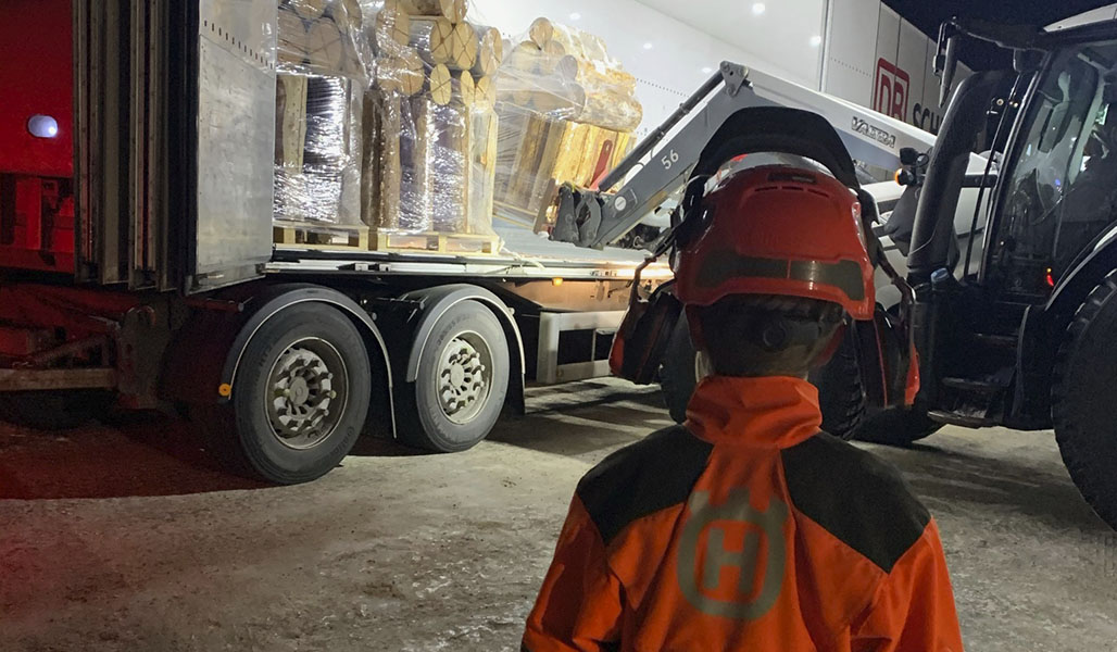 Juho Kemppainen och en lastbilslast med eldstubbar. 