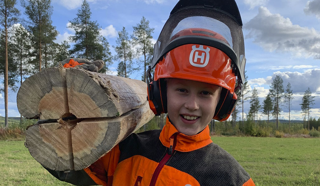 Juho Kemppainen bär en eldstubb på axeln.