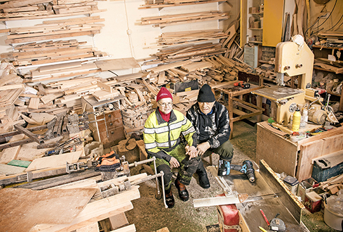 Marjatta Kyllönen och Jaakko Hannila sitter i sin verkstad.