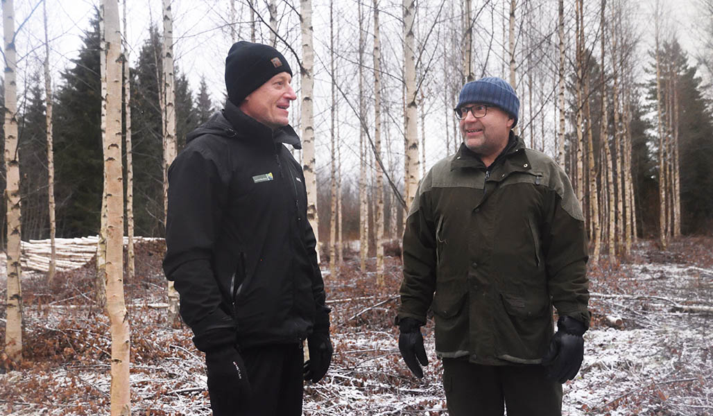 Markku Remes och Heikki Kraft står i en björkskog.
