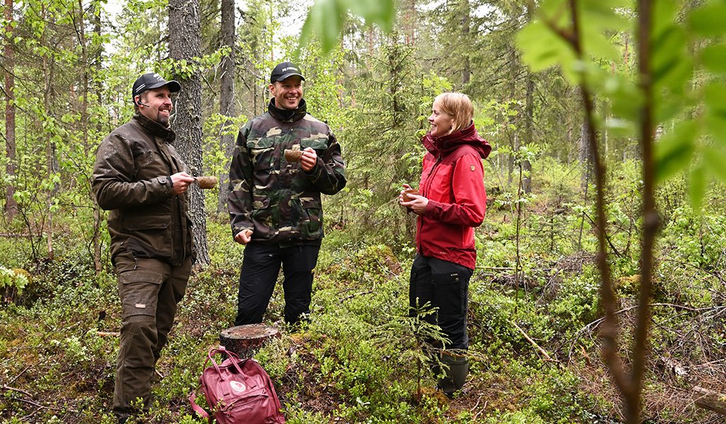Antti Ruuskanen och Tero Pitkämäki står i skogen och pratar med Miia Saarimaa.
