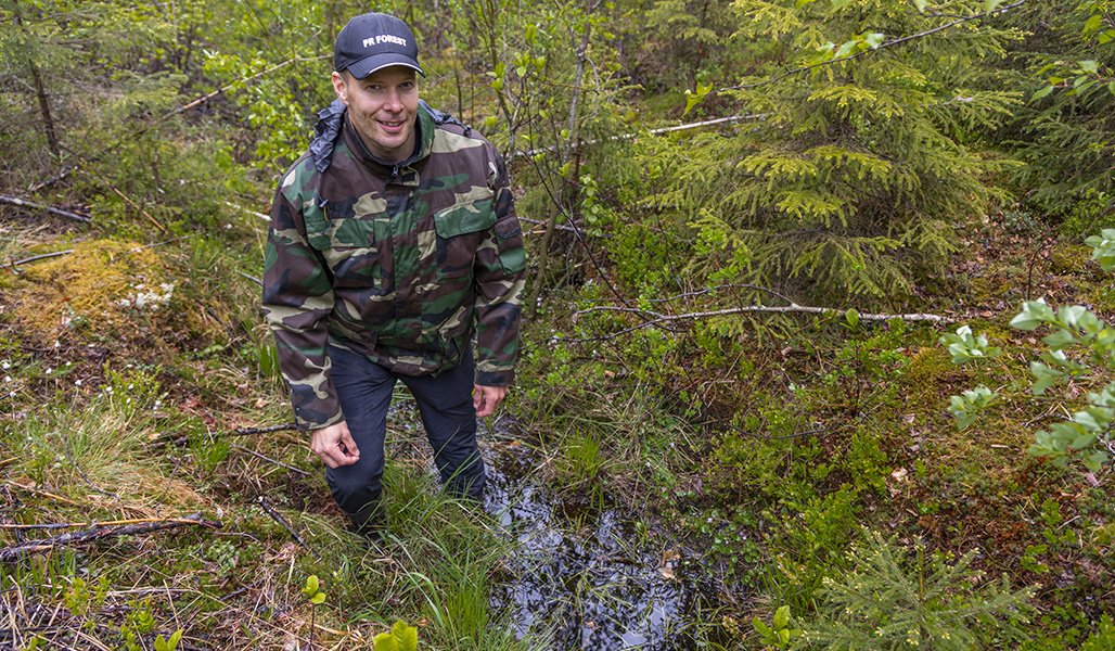 Tero Pitkämäki står med sin ena stövelbeklädda fot i diket.