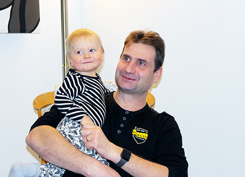 Timo Pesonen håller i sin lille son Aari.