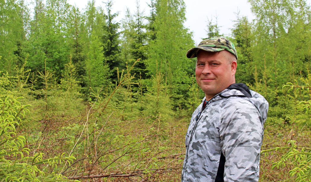 Skogsägaren Toni Kosonen fotograferad i sin plantskog.